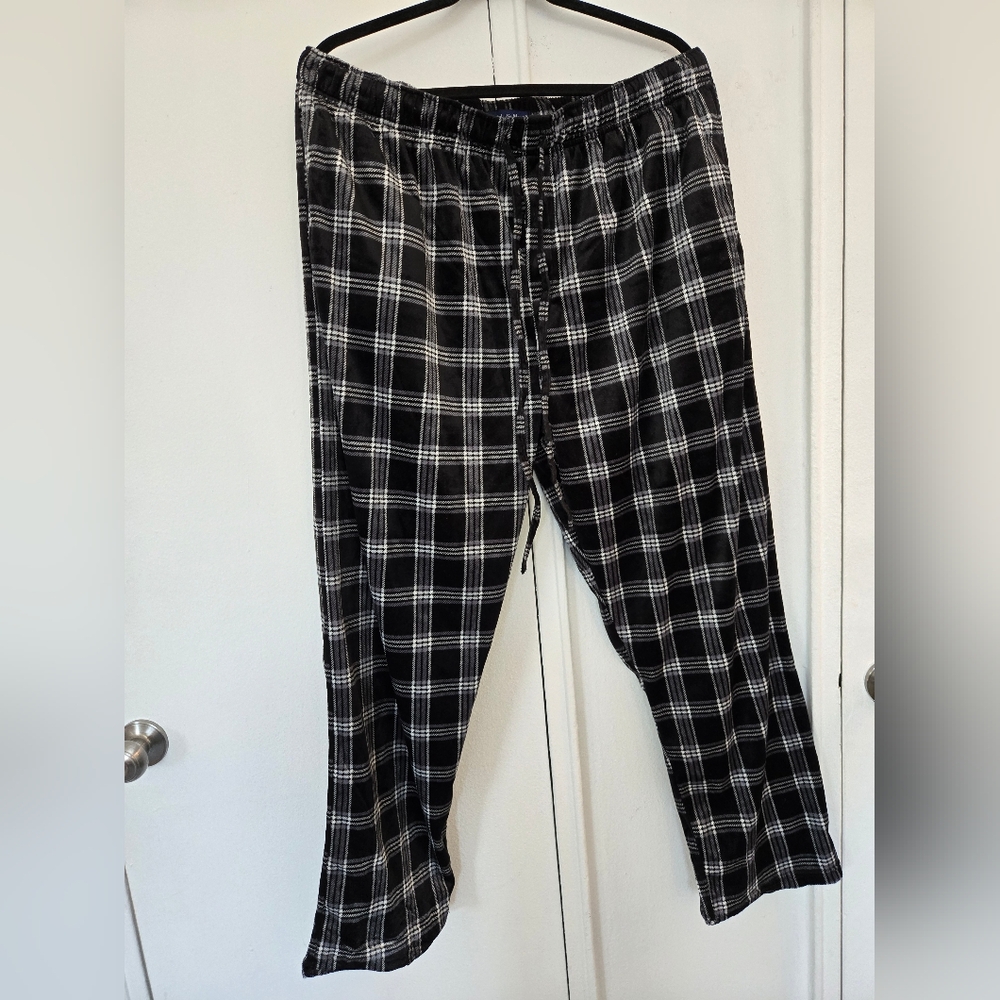 Preswick & Moore Plaid Joggers in Black and White